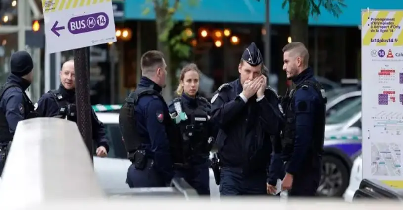 French cops gun down woman 'threatening to blow herself up' in a Paris Metro station