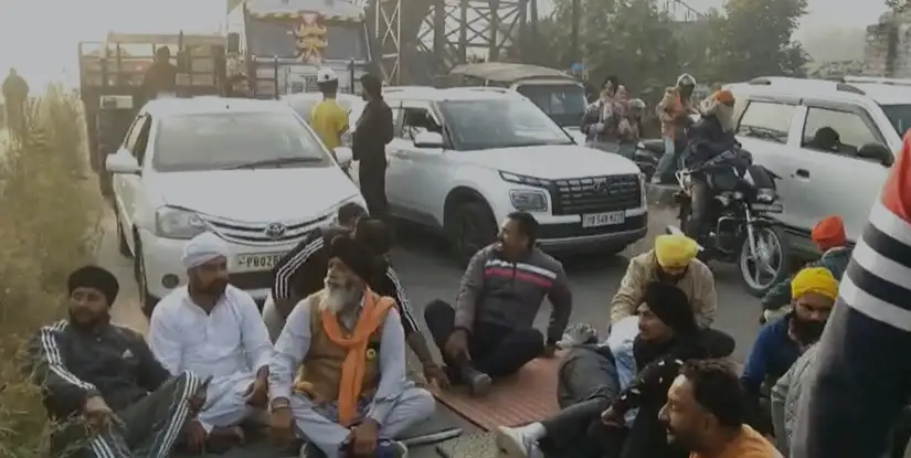 Farmers Protest, Farmers Protest Jalandhar Ludhiana Highway, Farmers Protest Jalandhar Ludhiana NH Closed, Farmers Protest Rail Roko Jalandhar Ludhiana, Farmers Protest Stubble Burning, Farmers Protest Sugarcane Price, Punjab, Trending- True Scoop