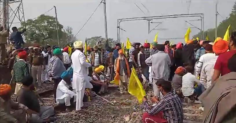 Punjab, Punjab Farmers Protest, Punjab Farmers Protest Escalates, Punjab Farmers Rail Roko, Punjab Farmers railway track, Farmers Railway Track Jalandhar, Jalandhar Highway Farmers Protest, Trending- True Scoop