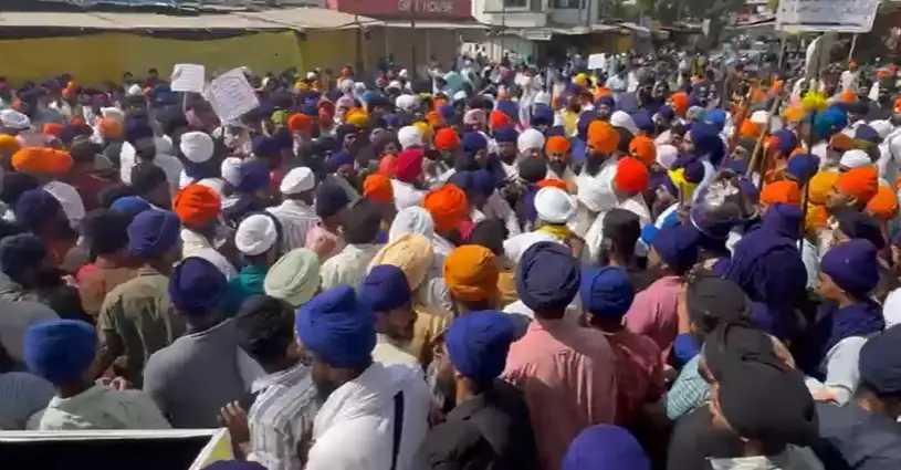 Amid BJP-SAD alliance talks, thousands of Sikhs led by SGPC protest against Maharashtra Govt; Here's why