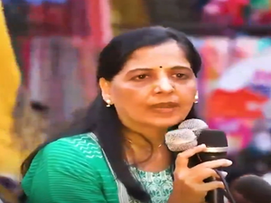 Emotional Start: Sunita Kejriwal's roadshow for LS polls highlights husband's plight- True Scoop