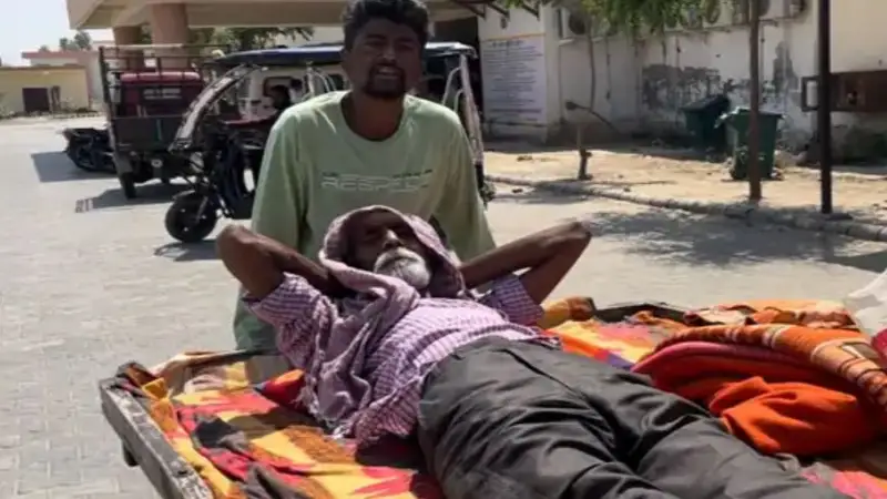 Denied Govt ambulance, Fazilka man takes father with broken hips to home on 'Thela' after treatment | Punjab,Fazilka,Fazilka-Thela- True Scoop