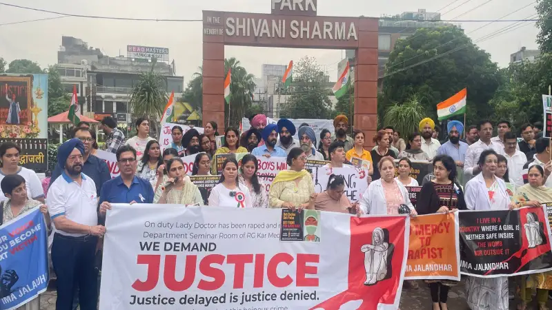 Punjab, Rotary Club of Jalandhar Helping Hands, Jalandhar Candle March, Jalandhar Candle March Kolkata Rape Murder Victim, Kolkata Rape Murder Case Jalandhar Candle March, Shivani Park Jalandhar Candle March- True Scoop