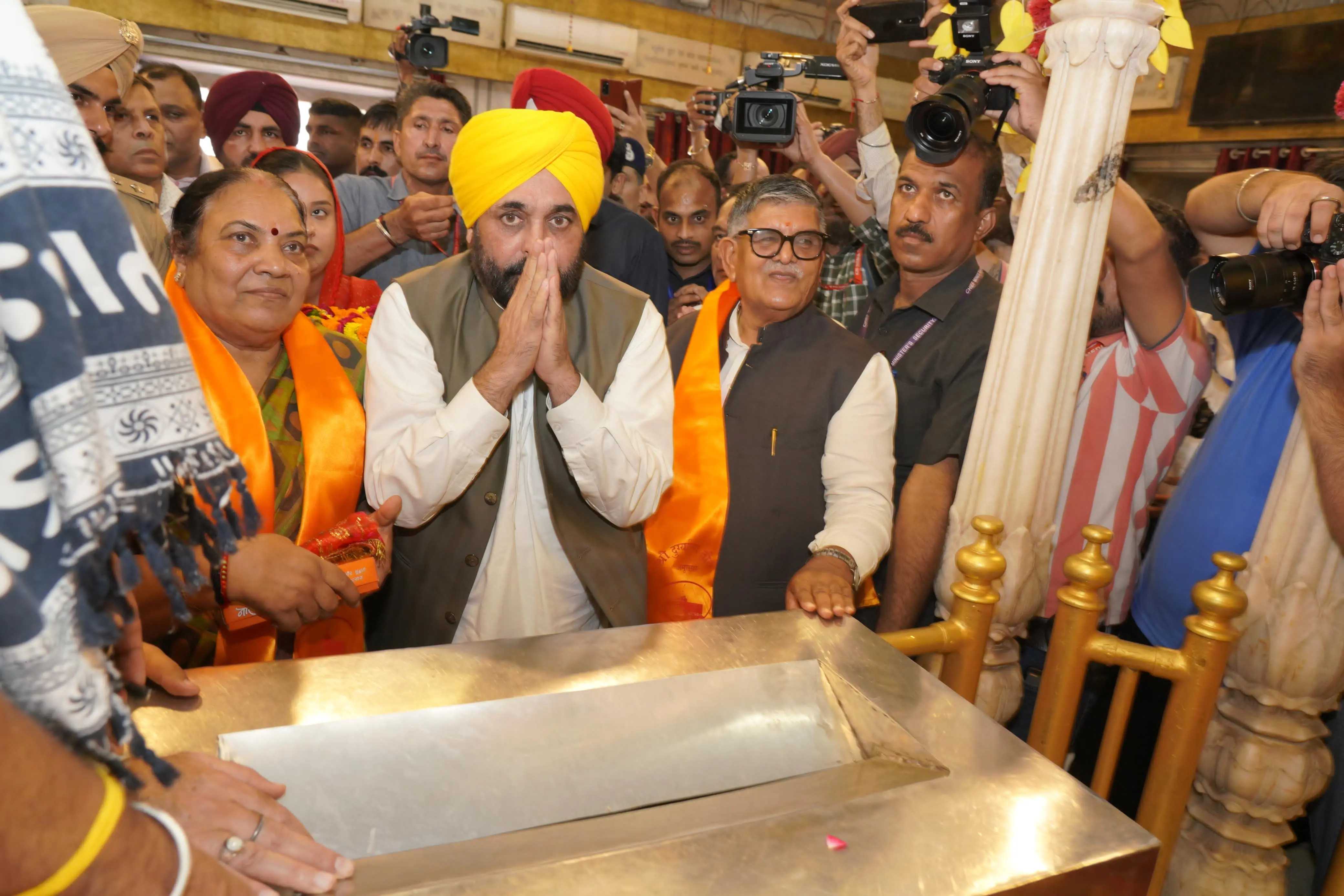 Punjab, CM Bhagwant Mann, CM at Jallianwalla Bagh memorial, Governor Gulab Chand Kataria, CM & Governor at pilgrims, CM at Shri Harimandir Sahib, CM at Shri Durgiana Mandir- True Scoop