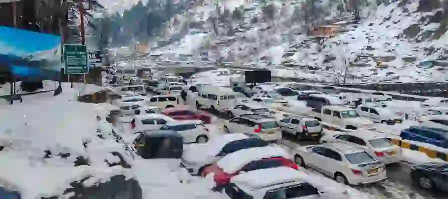 Heavy snowfall hits six Himachal districts, Orange Alert' issued in Himachal, weather updates from Himachal, Snowfall in Shimla, latest whether update, Snowfall in Shimla-Kullu- True Scoop