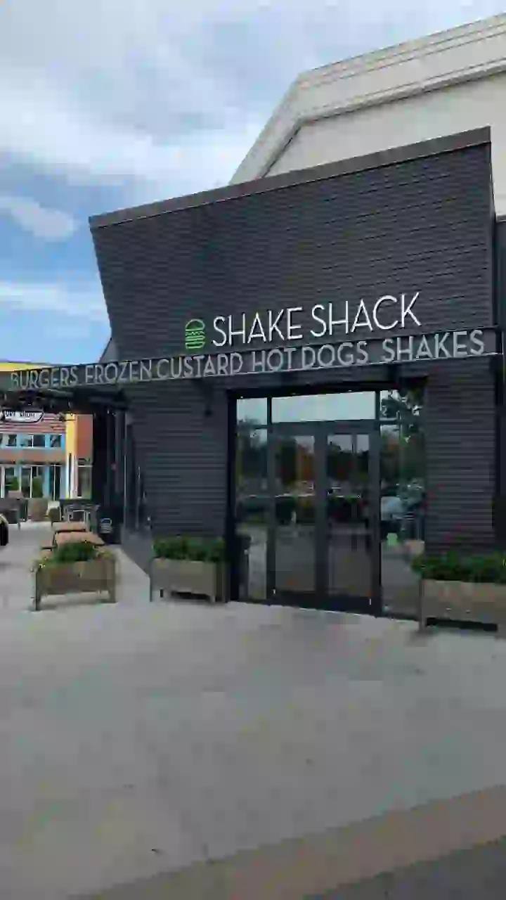 Shake Shack,Shake Shack’s Secret menu,Shake Shack’s Mission,Shake Shack’s Origin,fast-food chain,most overpriced fast-food,America fast-food chain. | 6 Surprising facts about America’s most overpriced fast-food chain